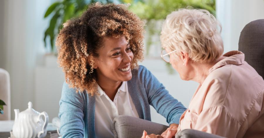 woman from best home care agency visiting an elderly woman for a free home health assessment